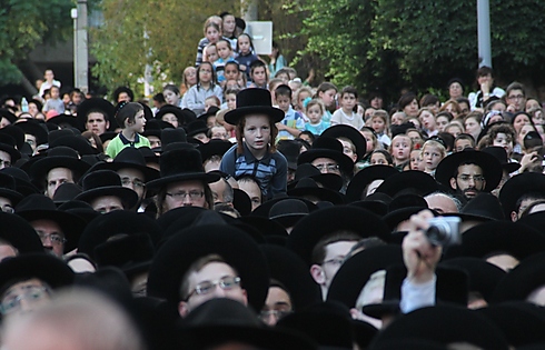 Thousands of people fill the nearby streets (Photo: Yaakov Cohen)