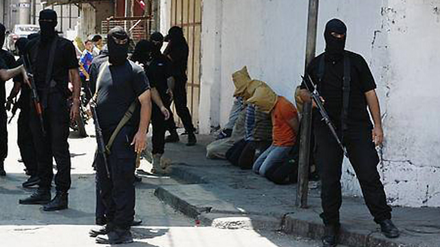 Hamas operatives about to execute 'collaborators' (Archive photo)