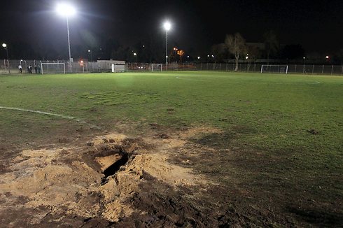Dommages à un terrain de sport (Photo: Avi Rokach)