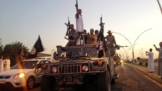 IS militants parading in Mosul, Iraq (Photo: AP) (?????: AP)