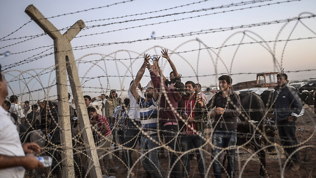 Kurdish refugees at Turkey-Syria border (Photo: AFP)