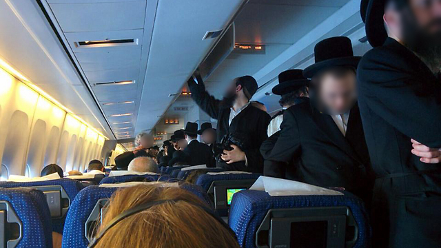 Haredi crowd aisle after refusing to sit next to women on flight (Photo: Amit Ben Natan)