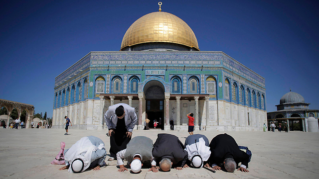 Palestinians praying outside the al-Aqsa mosque (Photo: Reuters) (Photo: Reuters)