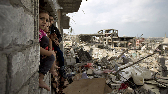 Palestinian children in Gaza in the wreckage caused by Operation Protective Edge (Photo: AFP)
