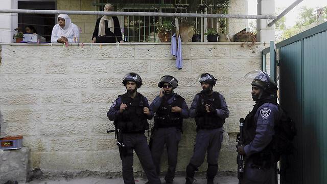 Israeli police guard the entrance to house in Silwan that Jewish settlers moved into (Photo: AP)