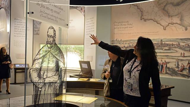 A guide presents a display at an exhibition in the Museum of the History of Polish Jews (Photo: AFP)
