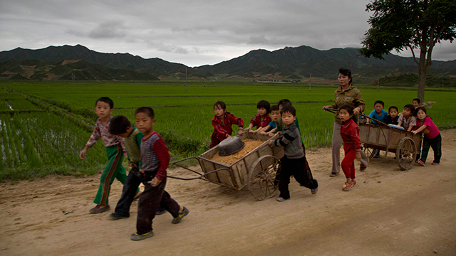 ילדים סוחבים עגלות במחוז האמגיונג (צילום: AP)