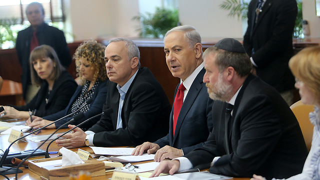 Netanyahu flanked by his Cabinet (Photo: Alex Kolomoisky) 