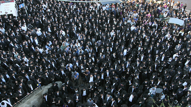 The funeral procession of people who came to pay their last respects to terror victim Rabbi Moshe Twersky. (Photo: Ido Erez)