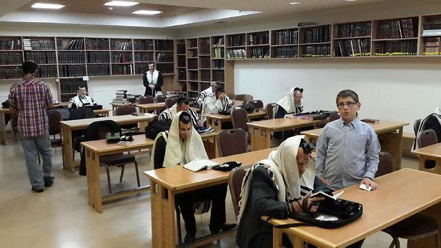 Prayer service at synagogue day after attack (Photo: Noam Dabul Dvir)