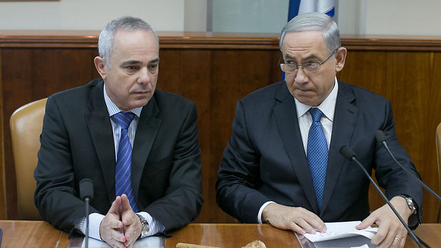 Energy Minister Yuval Steinitz and PM Benjamin Netanyahu (Photo: Ohad Zwigenberg)