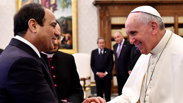 Al-Sisi with Pope Francis on his European tour. (Photo: Reuters)