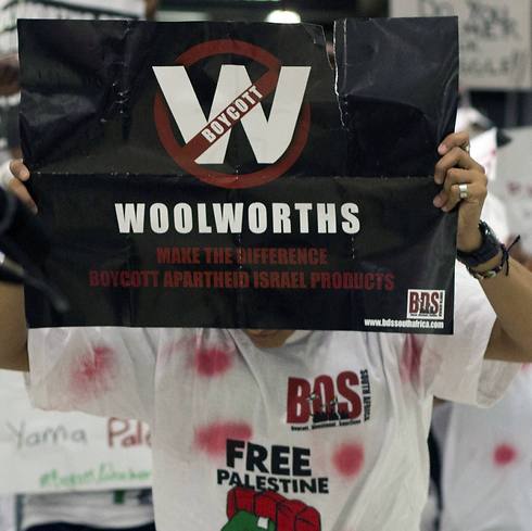 Pro-Palestinian protesters at Woolworths (Photo: AFP)