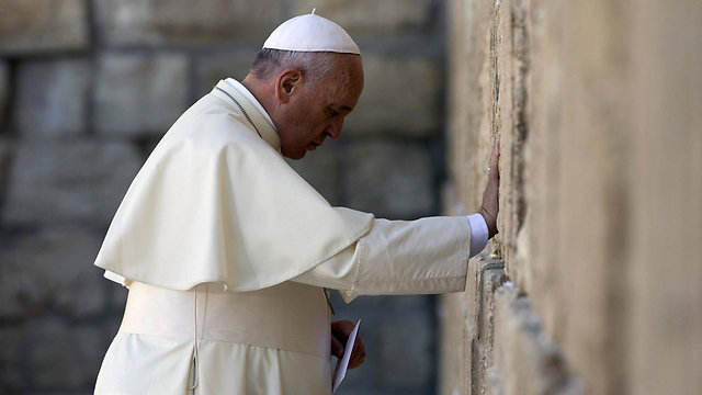 Pope at Western Wall (Photo: AFP)