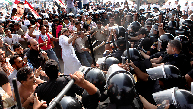 Police and protestors in Egypt following the vedict in Hosni Mubarak's trial. (Archive Photo: AP)