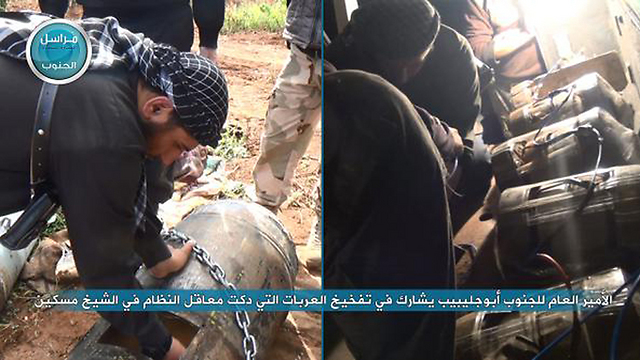 The Al-Nusra front preparing the explosives before the attack. (Photo: Twitter)
