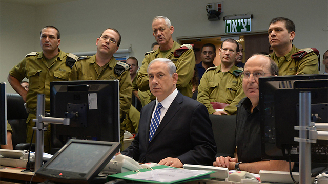Prime Minister Netanyahu and Defense Minister Ya'alon at the bunker with top IDF brass (Photo: Haim Tzah, GPO)
