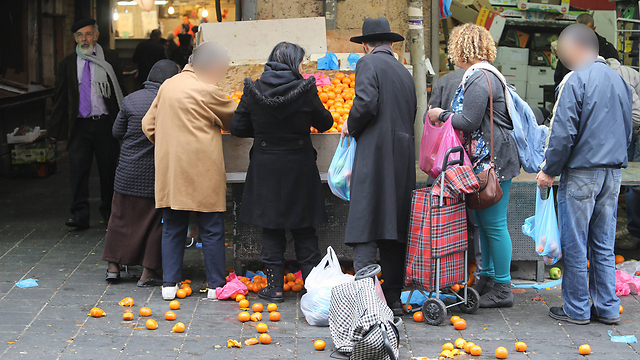 Elderly shop at the Mahne Yehuda market in Jerusalem (Photo: Gil Yohanan) (Photo: Gil Yohanan)