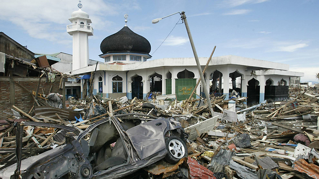 Debris scattered around a mosque at Banda Aceh on January 11, 2005. (Photo: AP)