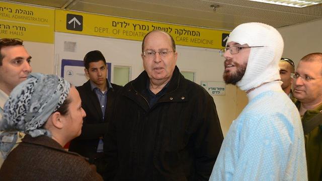 Then-Defense Minister Ya'alon visits Ayla and her father at the hospital (Photo: Yair Sagi)