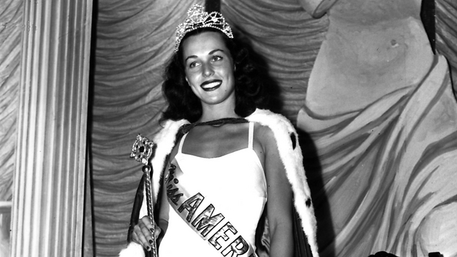 Bess Myerson holds the scepter after being crowned Miss America 1945 (Photo: AP)