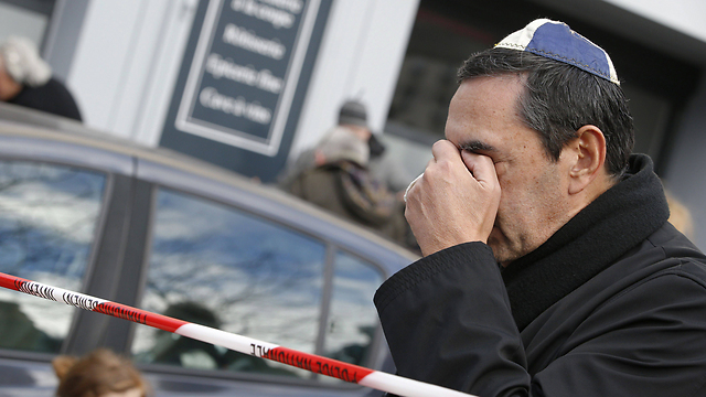 A man in a yarmulke weeps outside kosher supermarket, two days after the terror attack. (Photo: AFP)