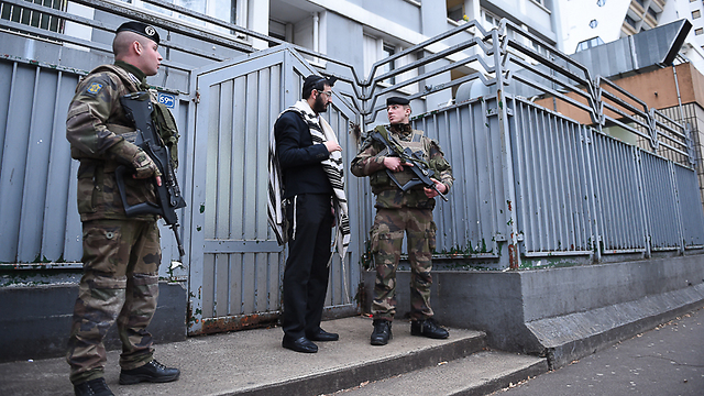 Soldiers outside a synagogue in France. An almost 50 percent assimilation rate (Archive photo: Israel Bardugo) (Photo: Israel Bardugo)