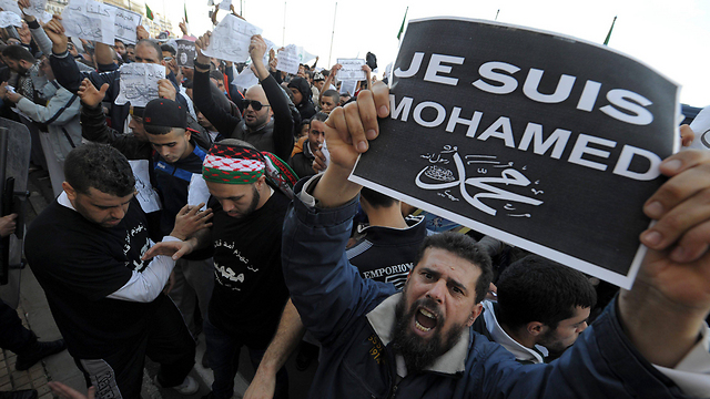 Algerians rally against Charlie Hebdo (Photo: EPA)
