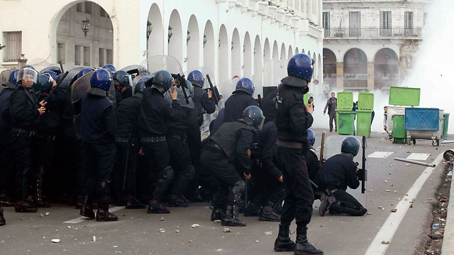 Algerian police face off with rioters (Photo: Reuters)