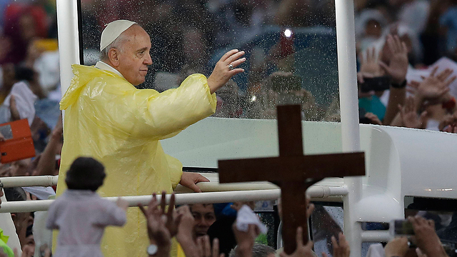 Pope says Mass in front of a crowd of six million in Manila. (Photo: AP)