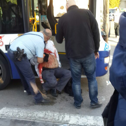 טיפול ראשוני בפצועי האוטובוס ()