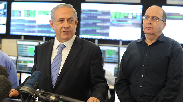 Prime Minister Netanyahu with Defense Minister Ya'alon (Photo: Avshalom Shushani)