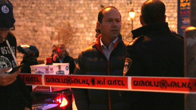 Jerusalem mayor Nir Barkat at crime scene (Photo: Tazpit)