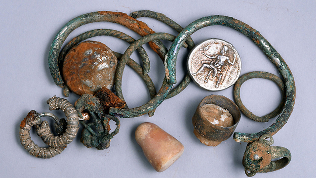 Jewelry found in ancient cave. (Photo: IAA)