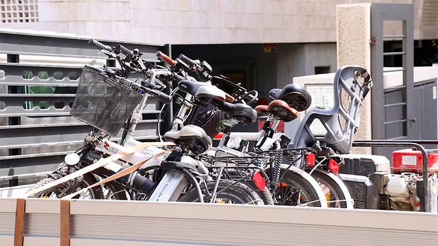 האופניים המסוכנים הועמסו על משאיות (צילום: מוטי קמחי)