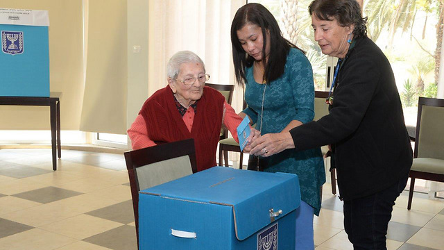 Elderly woman voting in Kibbutz Nir Am near Sderot (Photo: Herzel Yosef)