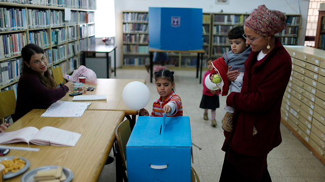 Voting in the Kiryat Arba settlement on the outskirts of Hebron (Photo: EPA)