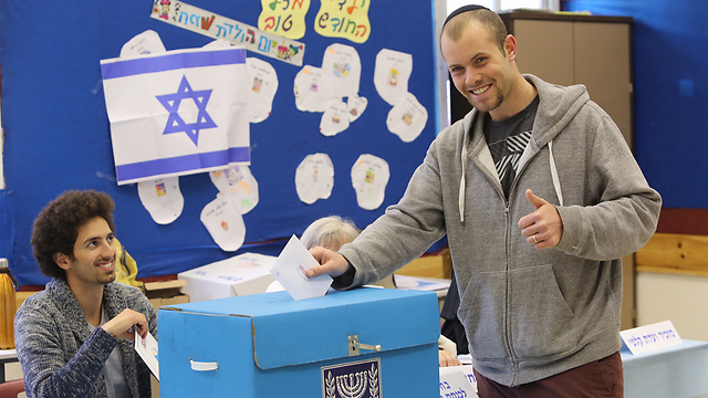 A ballot and a grin in Jerusalem (Photo: Gil Yohanan)