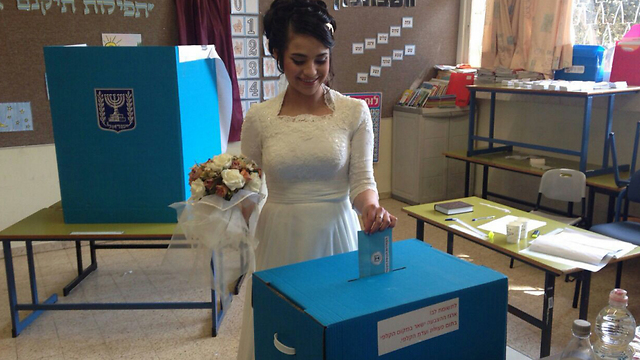 And another casts her ballot in Tel Aviv. (Photo: Asaf Mirom) 