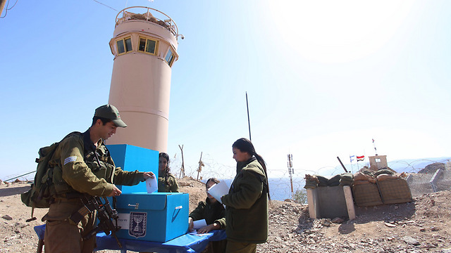 Soldiers vote at a remote outpost (Photo: IDF Spokesman Unit)