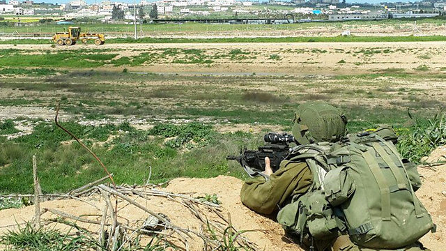 IDF soldier at Gaza border (Photo: Yoav Zitun)