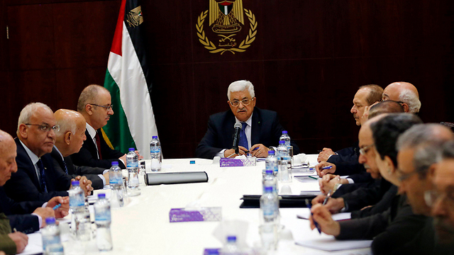 Mahmoud Abbas and PLO officials in Ramallah (Photo: Reuters)