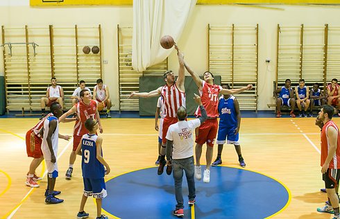 The Jerusalem 48ers play a practice game against the Hapeol Jerusalem national youth team (Photo: Ohad Zwigenberg)
