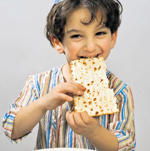 מצה כשרה. מותרת בגן (צילום אילוסטרציה: Shutterstock) מצה כשרה. מותרת בגן (צילום אילוסטרציה: Shutterstock)