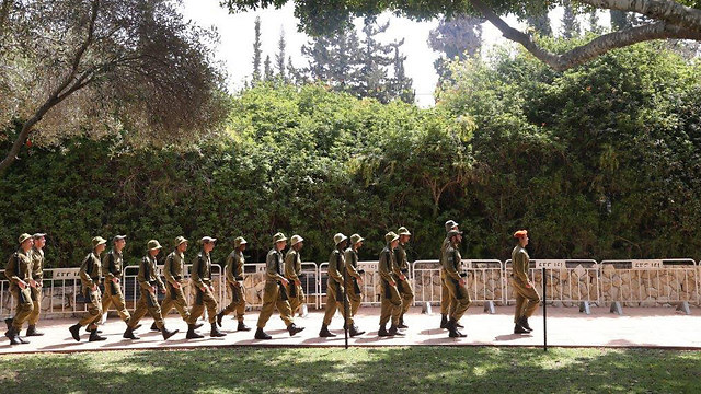 Preparations at Kiryat Shaul Cemetery (Photo: Motti Kimchi)