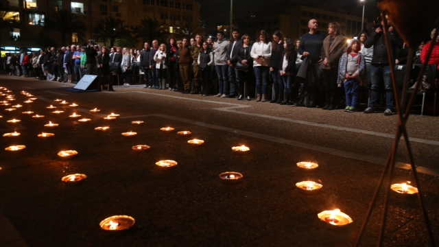 Memorial Day ceremony in Tel Aviv (Photo: Motti Kimchi)
