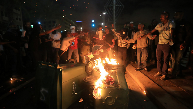 Protesters set garbage bins on fire (Photo: Yaron Brenner)