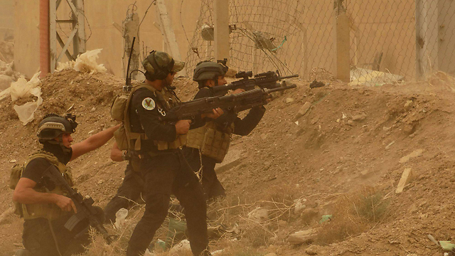 Sunni soldiers in the Iraqi Army battle IS militants in Ramadi. (Photo: AP)