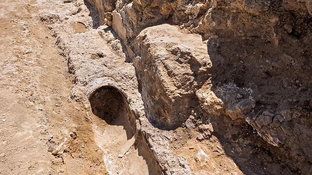 אמת המים שהתגלתה באום טובא (צילום: צילום: אסף פרץ, באדיבות רשות העתיקות )