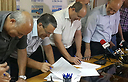 Signing the deal (Photo: Gilad Morag)